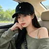 Gorra de béisbol minimalista estilo coreano con bordado de letras pequeñas, copa suave, estiliza el rostro, versátil para salidas al aire libre, gorra con visera protectora del sol