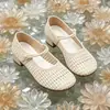 Zapatos Mary Jane huecos con hebilla de perla de estilo delicado para mujer, zapatos transpirables de punta redonda y tacón bajo para commuting de verano 2026