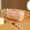 Bolso de Maquillaje Floral Retro a la Moda PU Gran Capacidad Multifuncional Estilo Retro Grabado de Alta Calidad Portátil