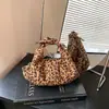Bolso de mano de otoño de nicho con lazo para mujer, moderno, retro, versátil, estampado de leopardo, de alta gama, casual, bandolera