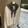 Xale de tricô listrado estilo coreano com pompons, um cachecol versátil para usar em camadas no outono e inverno, perfeito para adicionar um toque decorativo, amarrar e proteger o pescoço; um cachecol triangular