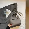 Bolso Pequeño Retro de Gama Alta para Mujer 2025 Nueva Moda Bolso Cruzado Versátil Estilo Popular Caliente Bolso de Mano Bolso Cubo