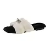 Pantuflas planas peludas para mujer para usar en exteriores, moda 2026 otoño e invierno, pantuflas de algodón peludo sin cordones con hebilla metálica
