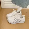 Zapatos deportivos de malla transpirable, versátiles zapatos de entrenamiento de verano alemanes para mujer, nuevos zapatos deportivos casuales finos de color plateado para mujer 2026