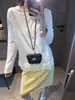 Además, el nuevo modelo de otoño es una camiseta básica de manga larga de corte holgado hecha de mezcla de algodón Tencel con ribete de encaje y cuello redondo MQ1727