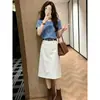 Conjunto Único y Hermoso de Ropa de Verano para Mujer Estilo Francés: Conjunto de Dos Piezas: Camiseta Azul de Manga Corta con Hombros Normales y Falda Blanca Media Nueva