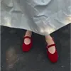 Versão em couro macio~Primavera de 2026 novos sapatos Mary Jane com estampa de leopardo para mulheres, com uma única tira de fivela, boca rasa, sola plana, sapatos vermelhos femininos