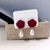 Pinza de Oreja de Terciopelo Vintage Color Vino Tinto Flor de Rosa Sin Perforación para Mujer, Pendientes de Clip Estilo Sirena Francesa Flor Gota de Agua Perla
