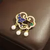 Broche de Piedra Tallada con Patrón de Nube y Perla, Estilo Chino de Gama Alta, Forma de Abanico con Goteo de Aceite, Broche Pequeño Elegante para Mujer