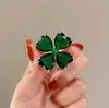 Broche de Trevo de Quatro Folhas da Sorte de Cristal Colorido Atacado Moda Luxo Leve Broche de Alto Padrão Novo Broche Versátil de Planta Flor