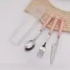 Venta al por mayor de fábrica creativa de dibujos animados para niños juego de cubiertos de tres piezas de acero inoxidable tenedor cuchillo cuchara juego de cubiertos portátil