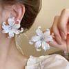 Pendientes Blancos de Flor Grande 2025 Nueva Moda Nicho Únicos Pendientes Exagerados de Verano para Mujeres con un Toque de Lujo
