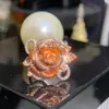 Anel Versa Flor Rosa Nicho Europeu e Americano Retrô para Mulheres, Banhado a Ouro Rosa, Escovado à Mão, Cravejado com Zircônia Cúbica