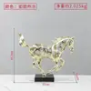 Ornamento Escultura de Cavalo Vazado em Metal Criativo de Luxo Leve Estilo Europeu para Sala de Estar, Escritório, Sala Modelo e Decoração de Casa