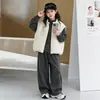 Conjunto de Chaleco Acolchado para Niñas Tendencia Otoño/Invierno 2026 Nuevo Estilo Ropa de Invierno Infantil Sudadera con Forro de Terciopelo Pantalones de Pierna Ancha Conjunto de Tres Piezas