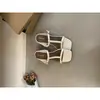 Sandálias de salto alto com tira T, sapatos para aumentar a altura sem cadarço, estilo minimalista de nicho, chinelos retro com tira em I e salto grosso, novo modelo de verão
