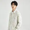 Camisa de manga larga estilo coreano para primavera y otoño, una prenda superior para hombre elegante y sofisticada con un diseño orientado a la juventud, que presenta un cuello de solapa, un patrón de cuadros casual y es adecuada para usar en capas.