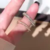 Versión de Gama Alta del Anillo Mobius Completo de Diamantes Gejia Anillo de Pareja Oro Rosa Lujo Accesible Moda Nicho Diseño de Anillo para Mujeres