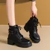 Novidades outono retrô, disponíveis agora, botas estilo Martin plus size com detalhes de fivela, botinhas estilo britânico 2026 para mulheres, saltos grossos