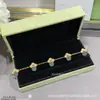 Pulseira Fina de Flor em V com Trevo de Quatro Folhas Banhada a Ouro com Cinco Flores, Espessamente Banhada a Ouro 18K, Trevo de Quatro Folhas Natural de Madrepérola Branca Pulseira da Sorte