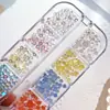 Sinfonía de Arte para Uñas Set de Perlas Sirena Decoración Caja Rectangular de 12 Compartimentos Color Caramelo Semirrectángulo Fondo Plano Diamante Accesorios