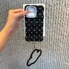 Funda de teléfono tridimensional con estampado de nubes, volantes florales y lunares pequeños, con asa en forma de nube y correa para colgar, adecuada para fundas de teléfono Apple 18/17