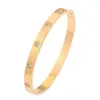 Pulseira de Aço Inoxidável, Pulseira Aberta em Formato de Flor com Diamantes para Mulheres, Luxo Leve e Alto Valor Estético, Pode Ser Usada no Banho, Pulseira de Aço Titânio Que Não Desbota
