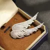 Nuevo broche de alas de ángel incrustado con diamantes de estilo europeo y americano, broche de plumas de moda, prendedor de ropa moderno, accesorios de broches al por mayor