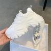 Verano 2023 nuevos zapatos de plataforma gruesa transpirables de forro simple tipo "muffin daddy" deportivos de tacón ultra alto pata de gatito zapatos blancos zapatos para mujer