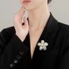 Broche de flor de concha de perla de lujo personalizado, broche de moda para traje de mujer de alta gama, elegante accesorio para prendas exteriores.