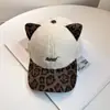 Al por mayor 25 Años Otoño e Invierno Nuevo Estilo Coreano Estampado de Leopardo Orejas de Gato Felpa Gorra de Béisbol para Mujer Cálida Linda Gorra de Pato