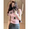 Camisa de Tricô Elegante Azul Marinho Bordada de Manga Curta para Mulheres Nova Coleção Primavera/Verão 2026 Slim Fit Camiseta Base Top