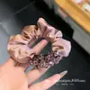Scrunchie de Cetim Rosa Plissado de Luxo Leve com Strass Brilhantes, Prendedor de Rabo de Cavalo de Cristal da Moda, Acessório de Cabelo Elegante de Alta Elasticidade