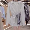Camisa de manga longa estilo francês com gravata lenço de seda, efeito de acinturar e afinar, roupas femininas, nova blusa listrada com gola primavera-verão 2026