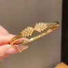 Pulsera con Cierre de Patrón Flecha de Circonita Chapada en Oro Real de 18 Quilates Moda para el Trabajo Anillo de Mano Lujo Ligero Sensación de Alta Gama Joyería de Mano para Mujeres