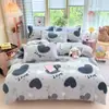 Nuevo juego de ropa de cama de cuatro piezas de terciopelo de leche con estampado de dibujos animados, que incluye una funda de edredón y una sábana bajera, con vellón añadido para mayor calidez, perfecto para usar en invierno en dormitorios
