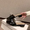 Primeiro encontro com a Rainha Consorte da Temporada - estes chinelos super luxuosos de salto bloco de 4 cm com estampa de crocodilo são perfeitos para usar ao ar livre