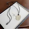 Collar colgante de peine largo de lujo ligero versátil para mujer, cadena de suéter de personalidad retro de nicho, accesorios de alta gama al por mayor