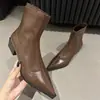 Botas Slim Elegantes de Salto Grosso para Mulheres, Botas Curtas de Design Único, Novas Botas Martin de Bico Fino Estilo Francês para Mulheres, Outono/Inverno 2025