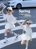 Conjunto Curto de Verão para Meninas 2026 Novo Estilo Moda Coreana Infantil Estilo Letra Manga Curta Saia Bolha Conjunto de Duas Peças