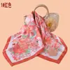 Bufanda Cuadrada Nueva Estilo para Mujer de 70 cm con Dulce Estampado Floral y de Mariposas, Bufanda de Seda, Chifón Satinado, Fábrica Proveedora al por Mayor Bufanda