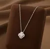 RAKOL Pendientes de Trébol de Cuatro Hojas de Oro Real de 18k para Mujer Estilo Europeo y Americano Ins Lujo Ligero Simples Versátiles Mini Pendientes Frescos