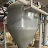 Sistema de transporte neumático de fase densa a presión positiva para cenizas de carbón y polvo mineral, utilizando un transportador de lecho fluidizado y un dispositivo de transporte cerrado