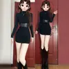 Vestido de Outono e Inverno de Gola Meia-Alta de Manga Longa Transfronteiriço para Mulheres, Estilo Executivo, Camada Base, Mini Saia Bodycon Justa com Cinto na Cintura
