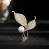 Broche de Flor de Lirio Francesa con Hojas, Circonita y Perla de Lujo Ligero y Exquisito, Accesorios de Pin para Traje y Abrigo de Atmósfera de Gama Alta, Ramillete