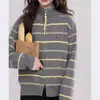 Jaqueta Suéter Listrada de Gola Alta Estilo Novo Outono e Inverno Europeu e Americano para Mulheres, Estilo Casual Solto, Cardigan Tricotado de Manga Longa