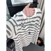 Camiseta de manga comprida listrada em vermelho e branco estilo americano, unissex, corte solto e relaxado, perfeita para o outono, criando um visual estiloso e confortável como camada base