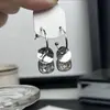 Pendientes Minimalistas de Plata con Lentejuelas Cuadradas y Cristales, con un Diseño Sencillo y de Lujo Ligero, que Ofrecen una Sensación de Alta Gama