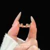 Nuevo anillo de moda de alta gama versátil estilo vintage con forma de estrella y diamantes, lujo ligero, anillo personalizado único y lujoso