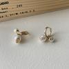 Pendientes de perlas cruzadas únicos y ligeros de lujo para mujer, delicados pendientes de estrella estilo Chanel, nuevos pendientes de alta gama de nicho